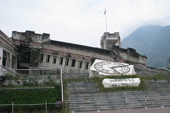 2008년 5월 쓰촨성 대지진으로 무너져 내린 학교 건물. 수업을 받던 상당수의 학생들이 희생됐다. 