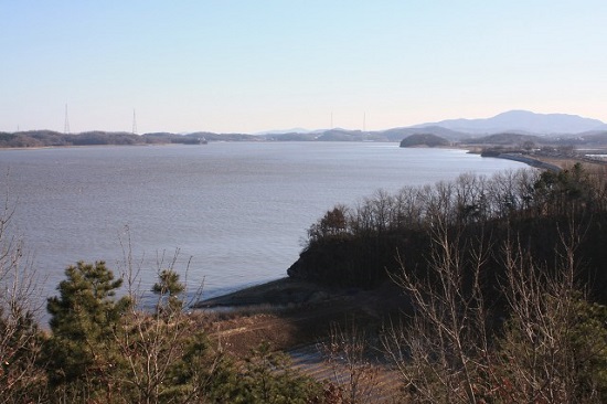 강화해협은 김포와 강화 사이를 흐릅니다.