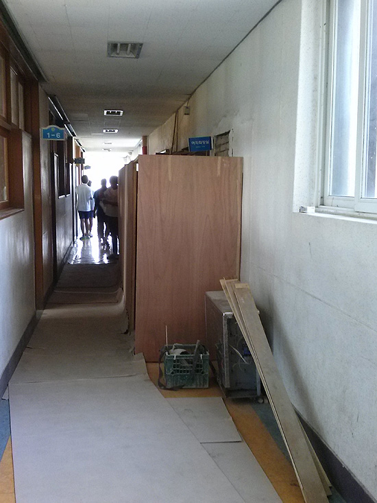 학생들이 사용하는 교실앞 복도에 방치되어 있는 공사자재