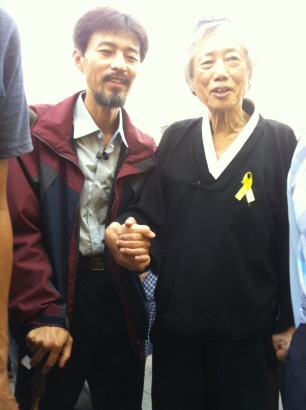유민아빠 김영오님이 백기완선생님과 함께 단식 농성장 천막을 일일이 찾아 감사 인사를 하고 있다.