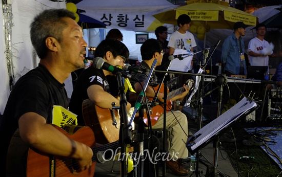 9일 광화문 세월호 단식농성장에서 열린 문화제에서 서울대 민중가요 동아리 '메아리' 졸업생들이 공연하고 있다. 