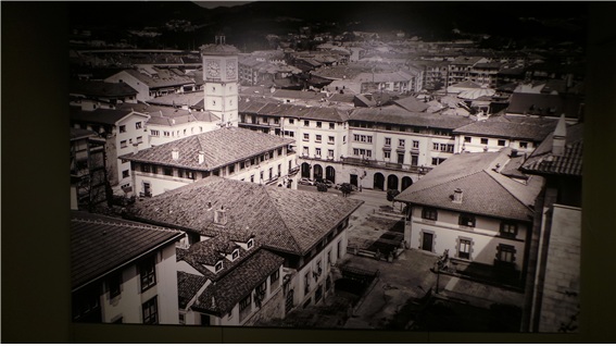 게르니카 평화 박물관에 걸린 전쟁으로 파괴후의 게르니카 전경과(위) 복구된 현재의 모습(아래)