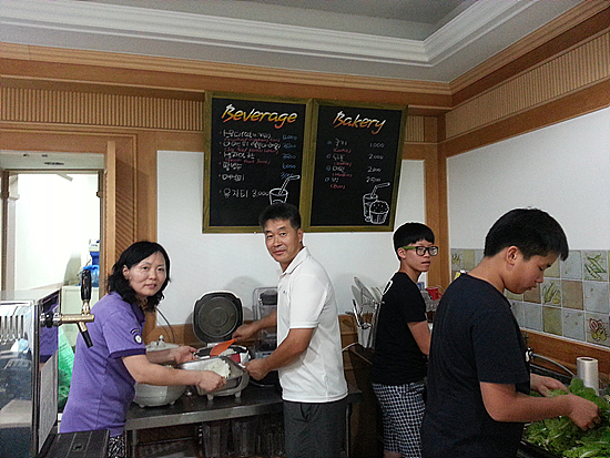 여수여행자센터를 운영하는 문서현(맨 왼쪽)씨 전 가족이 나서 음식준비에 여념이 없다