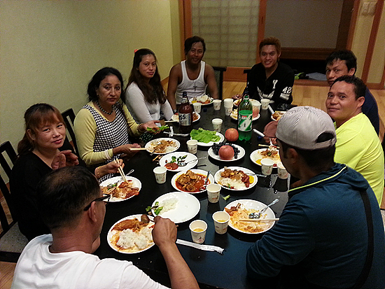 늦게 도착한 네팔출신 외국인노동자들이 즐겁게 담소하며 저녁을 먹고 있다. 