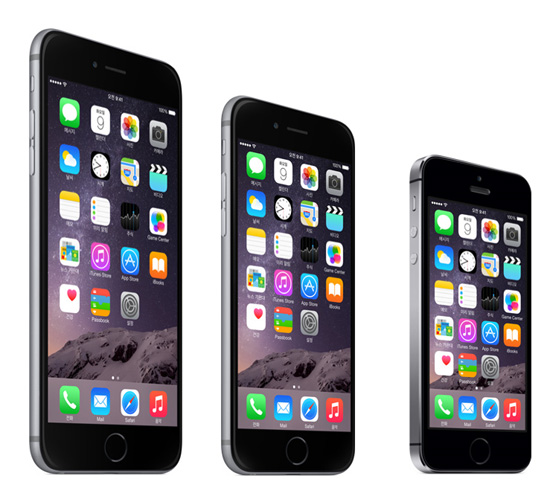 애플이 9일(한국시간 10일 새벽) 미국 쿠퍼티노에서 처음 선보인 아이폰6(가운데)와 아이폰6+(맨 왼쪽)