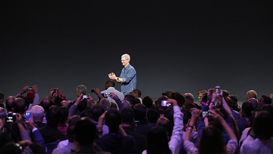 팀 쿡 애플 CEO가 9일(한국시간 10일 새벽) 미국 쿠퍼티노에서 열린 아이폰 신제품 발표 행사에서 애플워치를 소개한 뒤 청중의 기립 박수를 받고 있다.