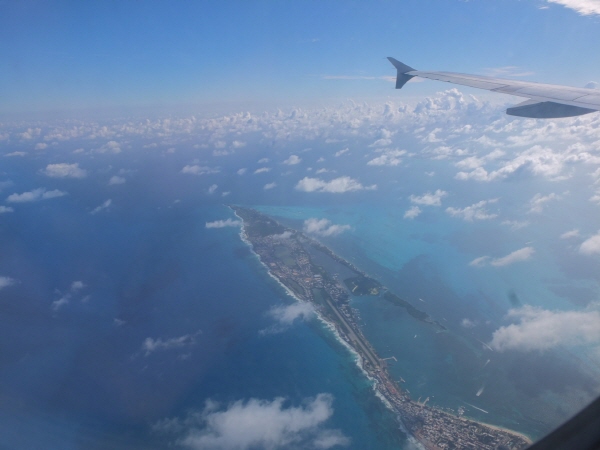  - 하늘에서 바라보는 카리브해의 모습. 칸쿤으로 가는 비행기의 왼편 창가 좌석에 앉을 이유다. 제아무리 오랜 비행이라고 할지라도.