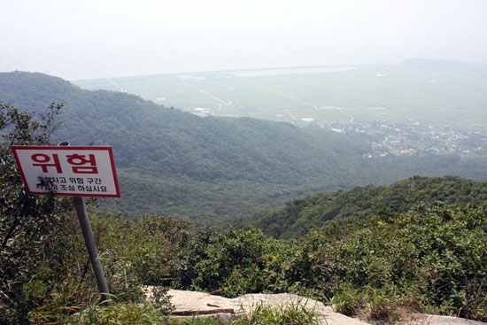  "위험" 표시가 없어도 저절로 몸이 사려지는 정수사 쪽 등산로