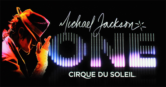 <마이클 잭슨 원>의 공연 포스터 <마이클 잭슨 원(Michael Jackson onE)>은 2004년 발표되었던 그의 다큐멘터리와 동명의 공연으로, 마이클 잭슨 에게서 영감을 얻은 네명의 워너비들이 모험을 떠나면서 펼쳐지게 되는 이야기이다. 
