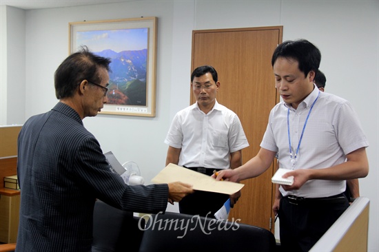  홍준표 경남지사가 지리산댐을 지어 물을 부산권에 주자고 한 것과 관련해, '4대강사업 진실규명 및 책임자 처벌 낙동강살리기 경남시민행동'은 11일 오전 경남도청에서 기자회견을 열고 "홍준표 지사는 낙동강 수질 운운 말고 4대강사업에 대한 책임부터 져야 한다"고 밝혔다. 사진은 박종권 의장이 기자회견문을 경남도지사 비서실 민원담당한테 전달하는 모습.