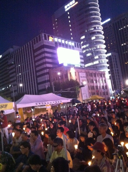세월호 유족과 함께 하는 국민한가위 마지막날, 강산에의 열창에 촛불을 흔들며 흥겨워하는 시민들