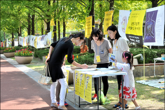 작품을 감상하던 시민들이 세월호 특별법 제정촉구 서명에도 동참했다.