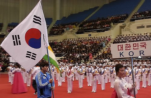 2013년 9월 12일 북한 평양에서 열린 '2013 아시안컵 및 아시아 클럽역도선수권대회' 개막식에서 한국 역도 선수단이 사상 최초로 태극기를 들고 입장했다.