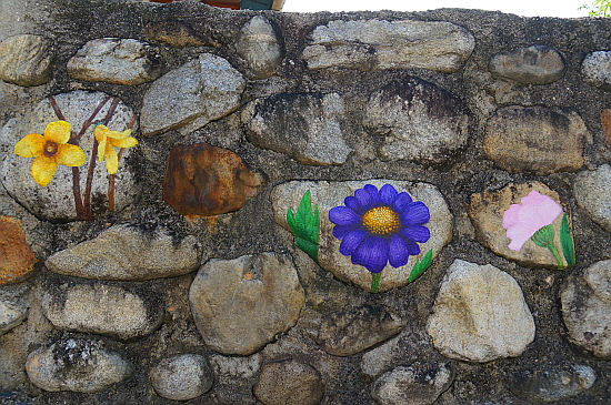 기와와 벽돌로만 꽃담을 만드는 게 아니다. 직접 꽃을 그려 꽃담을 꾸몄다