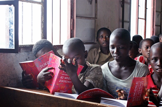 바투에서 만든 동화책을 열심히 보고 있는 부룬디의 아이들