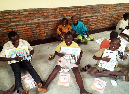 부룬디의 아이들은 한국 밀알학교의 학생들이 그려준 그림을 보고 따라 그리며 웃었다.