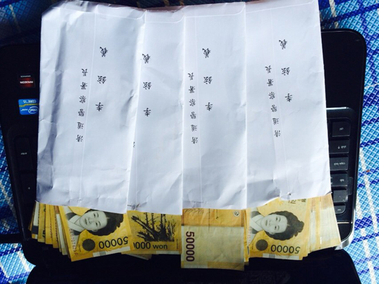 이현희 전 청도경찰서장이 송전탑반대 주민들에게 돌린 돈봉투. 5만원권 100~300만 원이 들어 있다.