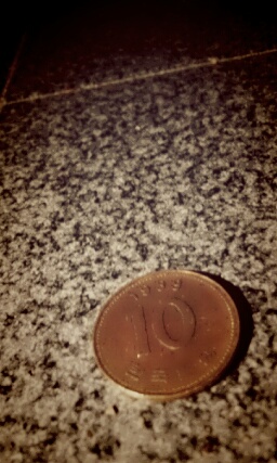 바닥에 떨어져 있는 10원짜리 동전