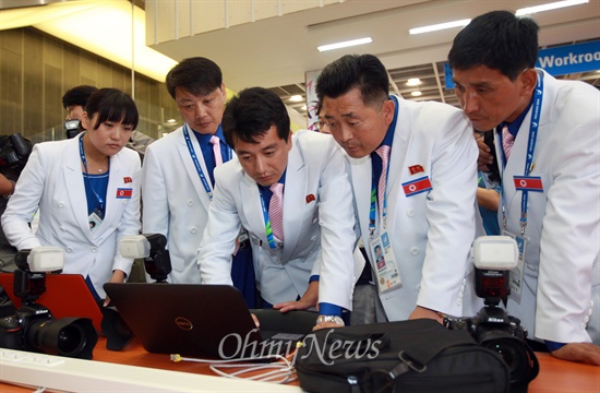 2014 인천아시안게임 개막을 7일 앞둔 12일 오후 인천 연수구에 위치한 메인프레스센터(MPC)를 찾은 북한 기자단이 인터넷 연결을 시도하고 있다.