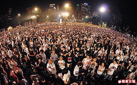 천안문 사태를 희생자를 추모하는 홍콩시민들