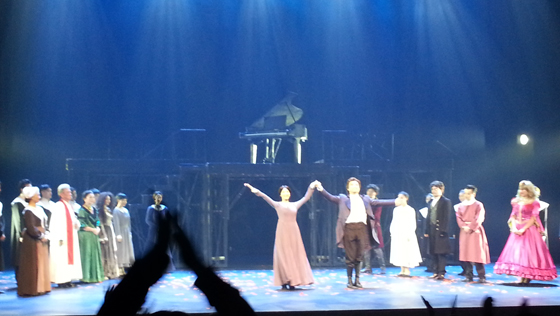 공연을 끝내고 출연배우들이 인사를 하고 있다. 가운데 손을 들고 있는 배우가 '제인 에어' 역의 장쇼우민과 로체스터역의 리앙칭이다.