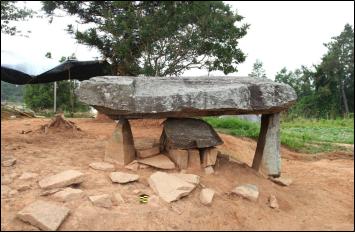 주형 받침돌이 있는 바둑판식 고인돌안에 소형의 탁자식 고인돌이 결합된 특이한 형태가 발굴되어 주목된다
