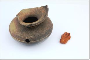 무안 상마절 고인돌 발굴조사에서 유공광구소호(입큰구멍무늬항아리)와 소형철부(소형철도끼) 등 부장유물도 함께 발견됐다.

