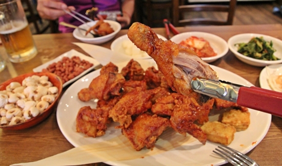  맛대로촌닭은 매콤하게 혀끝을 파고드는 짜릿함이 담겨 맛도 매혹적이다
