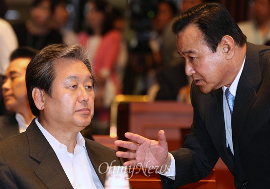 새누리당 김무성 대표와 이완구 원내대표가 15일 오후 국회에서 열린 의원총회에서 만나 대화를 나누고 있다.