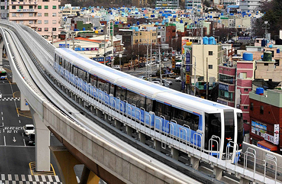부산교통공사가 감사 선임 문제를 놓고 낙하산 임명 논란에 휩싸였다. 사진은 부산교통공사가 운영하는 도시철도 4호선의 운행 모습. 