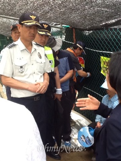 지난 8월 23일 경북 청도군 삼평리 송전탑 건설공사 현장에서 이현희 전 청도경찰서장이 주민들의 항의를 받고 있는 모습.