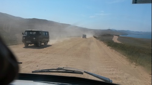 알혼섬의 비포장 도로를 차량들이 먼지를 휘날리며 달린다. 