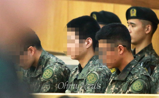 9월 16일 오전 '윤일병 사망사건' 재판이 열리는 경기도 용인시 3군사령부 보통군사법원에서 가해 병사들이 피고인 석에 앉아 있다.