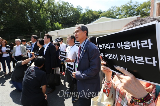 16일 오전 '윤일병 사망사건' 재판이 열린 경기도 용인시 3군사령부 보통군사법원 재판정앞에 군인권센터 임태훈 소장과 변호인들이 기자회견을 하고 있다.