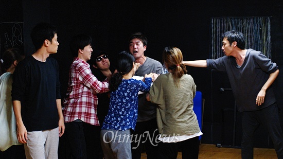  극단 C 바이러스의 배우들이 연극 <민중의 적 : 2014> 연습을 하고 있다.