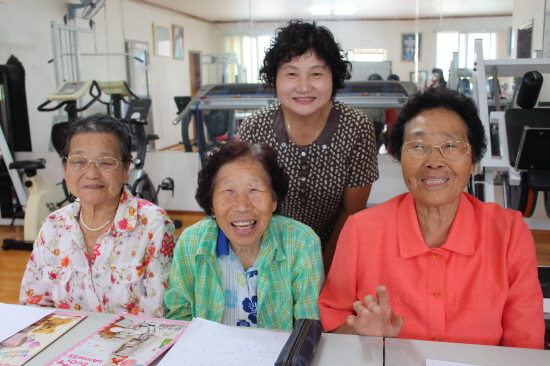 뒷줄 유선옥강사, 앞 왼쪽부터 김부심(89) 할머니, 황복례(83)할머니,  김매임(77) 할머니다. 