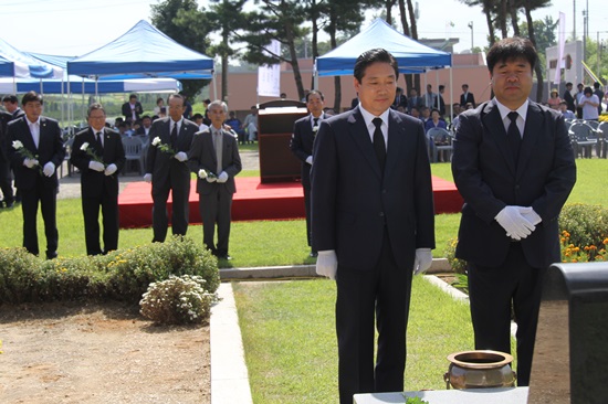  소설 <상록수>를 집필한 심훈(1901~1936) 선생의 78주기 추모식이 당진시 송악읍 부곡리 필경사 옆 선생의 묘소 앞에서 개최되고 있다. <김홍장 당진시장(완쪽)과 한기흥 상록문화제집행위원장)