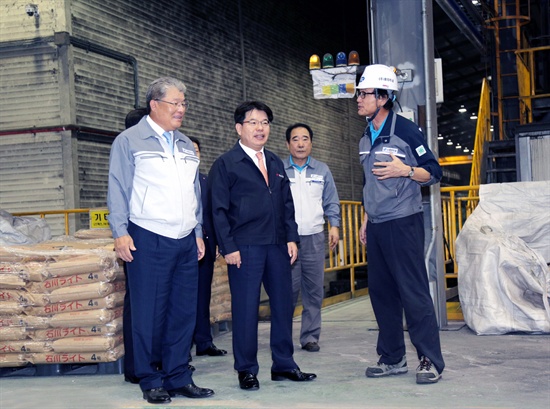 경남은행 손교덕 은행장(사진 오른쪽 세번째)이 ㈜풍정주공 김지만 대표이사(사진 왼쪽 첫번째)와 생산 시설을 둘러보고 있다. 
