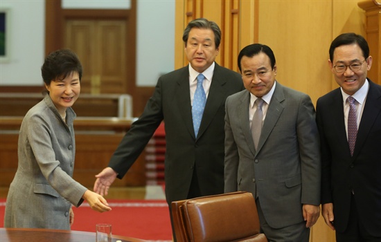박근혜 대통령이 16일 오후 청와대에서 새누리당 김무성 대표, 이완구 원내대표, 주호영 정책위의장 등 지도부를 접견하며 인사한 뒤 자리로 향하고 있다. 