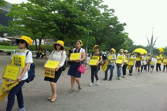  엄마의 노란손수건 회원들이 7월 15일 국회에 세월호 특별법 서명지를 제출하기 위해 서명지가 든 박스를 들고 걸어가고 있다. 