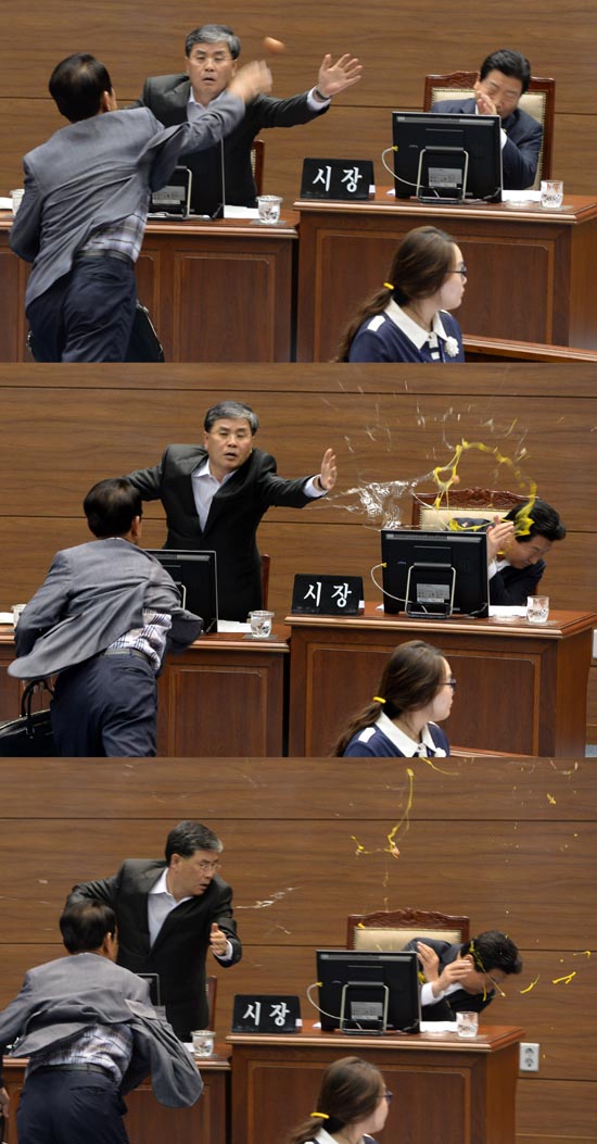 달걀 봉변 안상수 시장 16일 오후 열린 경남 창원시의회 본회의에서 진해지역 김성일 의원(새누리당)이 야구장 입지변경에 항의하며 안상수 창원시장에게 달걀을 던지고 있다.