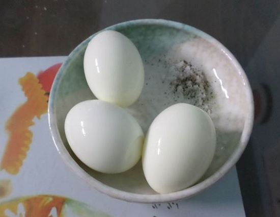 계란 두 알에 사람 사는 정을 느꼈다.