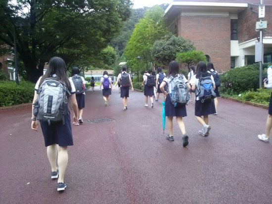진주여자고등학교 학생들이 등교하는 모습이다.