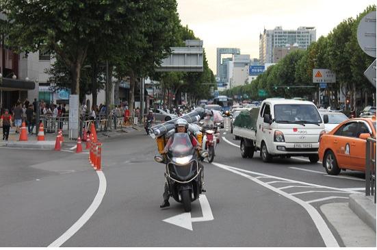 서울시의 낮 최고기온이 34.7도까지 올랐던 8월 1일, 한 배달노동자가 오토바이에 짐을 싣고 뜨거운 아스팔트 위를 달리고 있다. 