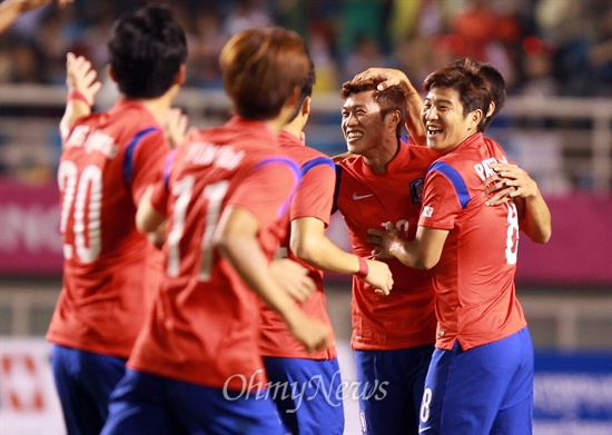 선제골 성공시킨 김승대 한국 축구대표팀의 김승대(가운데)가 17일 오후 안산 단원구 안산와스타디움에서 열린 '2014 인천아시아경기대회' 축구 A조 예선 사우디아라비아와의 경기에서 전반 11분 선제골을 성공시킨 뒤 동료들의 축하를 받고 있다.