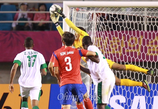 김승규 '내가 거미손이다' 한국 축구대표팀의 골키퍼 김승규가 17일 오후 안산 단원구 안산와스타디움에서 열린 '2014 인천아시아경기대회' 축구 A조 예선 사우디아라비아와의 경기에서 압둘라 마두의 슛을 막아내고 있다.