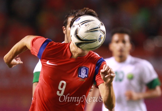 골만 생각하는 이용재 한국 축구대표팀의 이용재가 17일 오후 안산 단원구 안산와스타디움에서 열린 '2014 인천아시아경기대회' 축구 A조 예선 사우디아라비아와의 경기에서 골대를 향해 쇄도하고 있다.