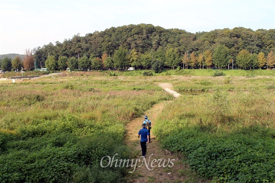 공릉천에 놓인 징검다리는 볼 때마다 건너고 싶어 가슴이 설렌다.