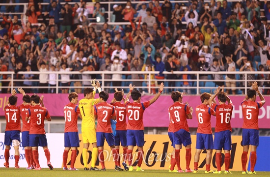 답례 인사하는 축구대표팀 한국 축구대표팀 선수들이 17일 오후 안산 단원구 안산와스타디움에서 열린 '2014 인천아시아경기대회' 축구 A조 예선 사우디아라비아와의 경기에서 1대0으로 승리한 뒤 시민들을 향해 답례인사를 하고 있다.