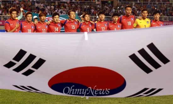 승리 다짐하는 축구대표팀 한국 축구대표팀 선수들이 17일 오후 안산 단원구 안산와스타디움에서 열린 '2014 인천아시아경기대회' 축구 A조 예선 사우디아라비아와의 경기에 앞서 선전을 다짐하며 애국가를 부르고 있다.
